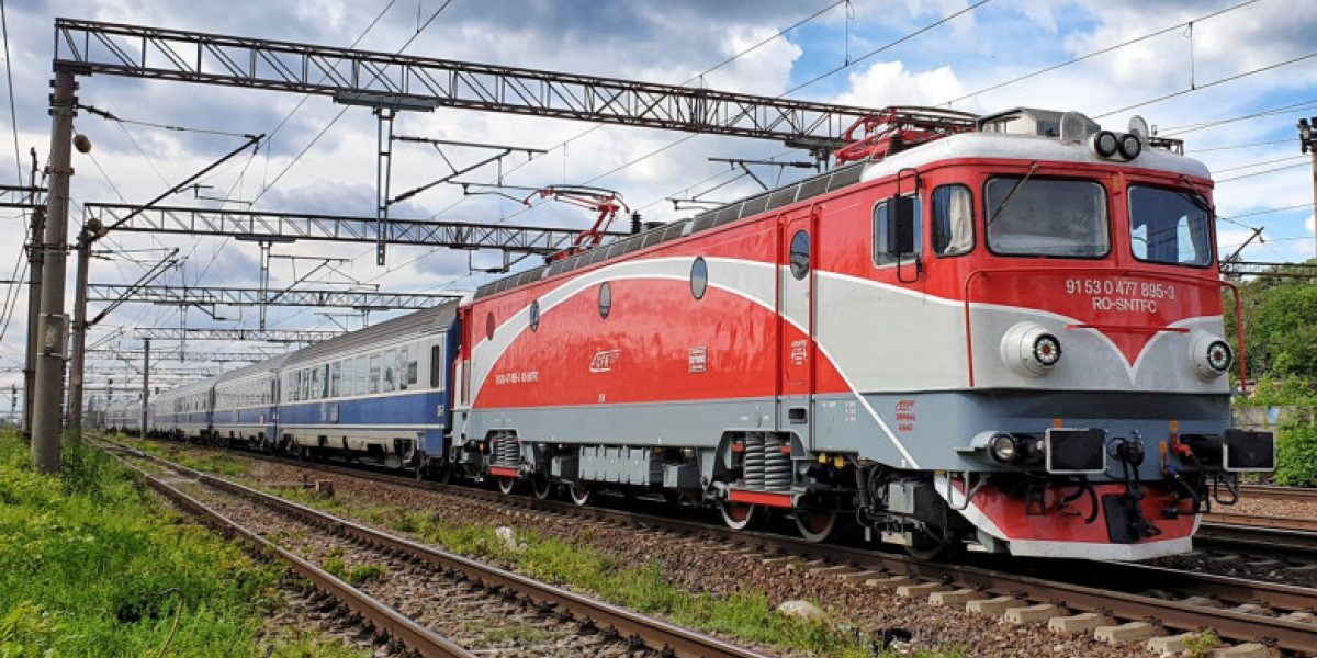 Circulația feroviară este blocată între Brașov și Sighișoara din cauza unui copac căzut