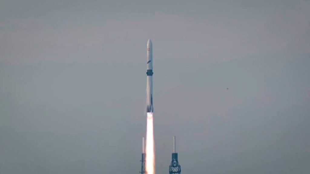 Blue Origin reușește: Racheta New Glenn, REUTILIZATĂ pentru prima oară