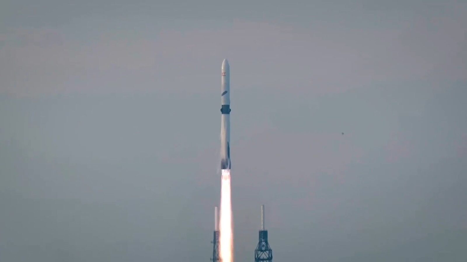 Blue Origin reușește: Racheta New Glenn, REUTILIZATĂ pentru prima oară