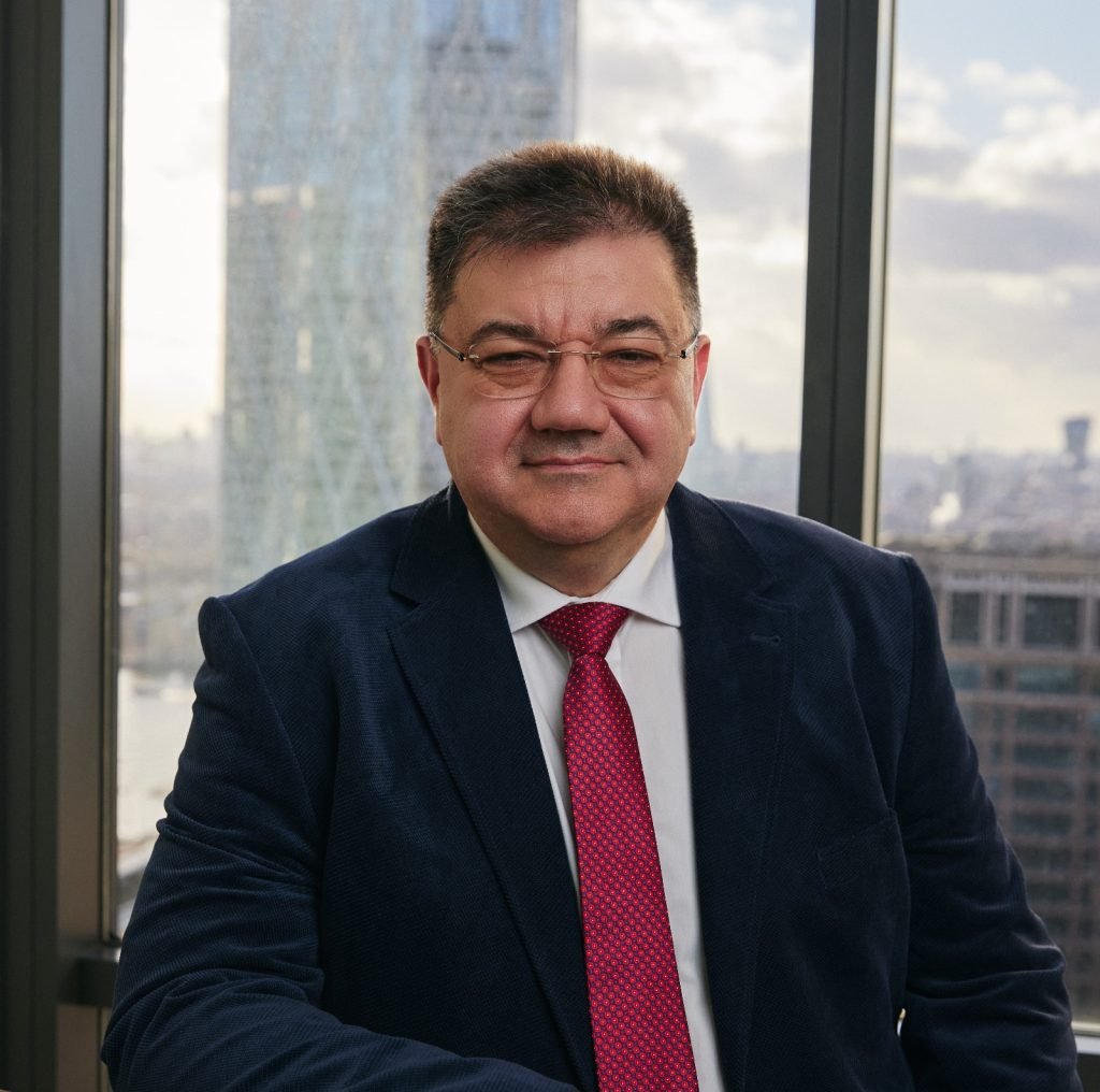 Prețul petrolului urcă din nou, alimentând incertitudinile pe piețele globale și afectând costurile pentru industria aeriană, după ce discursul președintelui Donald Trump despre continuarea conflictului din Iran a readus pe scena internațională temerile legate de perturbările din Orientul Mijlociu