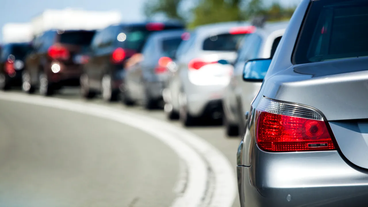 Restricții pe șoselele românești de Paște pentru camioane În perioada minivacanței de Paște din 2026, autoritățile vor restricționa circulația vehiculelor de transport marfă cu o greutate mai mare de 7,5 tone pe anumite drumuri naționale și autostrăzi