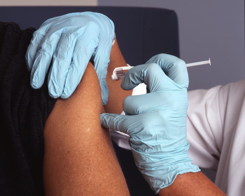 Sânge după vaccinare: Ce spun medicii din România, după modelul din Europa