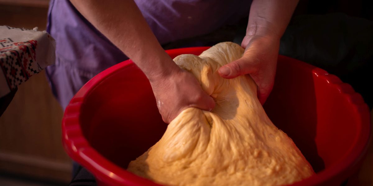 Cât Timp Trebuie Lăsat Aluatul de Cozonac la Dospit? Sfaturi pentru un Desert Perfect Dospirea aluatului pentru cozonac este un proces crucial, care influențează în mod direct rezultatul final: un cozonac pufos și bine crescut