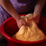 Cât timp stă aluatul de cozonac la dospit? Secretul unui preparat pufos