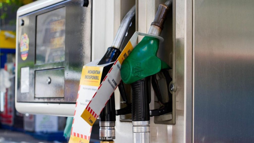 Prețurile la carburanți vor rămâne ridicate, avertizează ministrul Energiei Prețurile la carburanți vor continua să fie mari, chiar dacă au fost luate măsuri pentru a limita scumpirile, este avertismentul transmis de ministrul Energiei