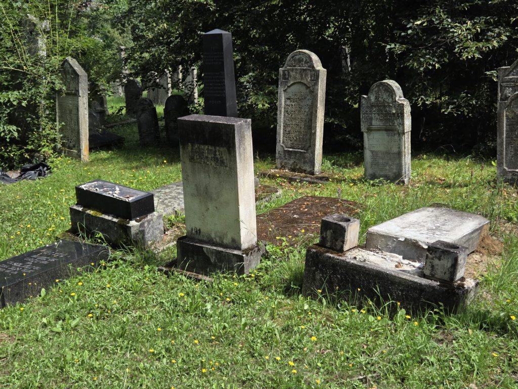 Vandalism la Reghin: Un parlamentar din Israel, șocat de profanare, vine în România