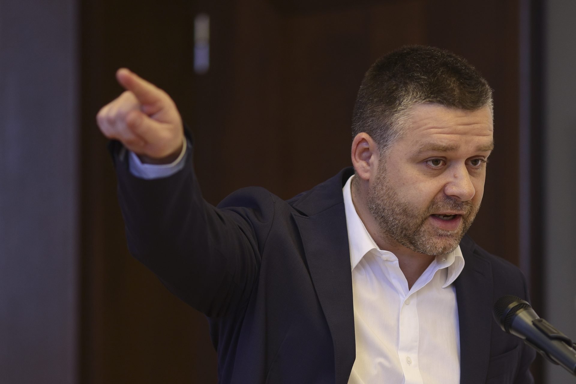Primăria București desființează peste 260 de posturi, iar angajații protestează Decizia Consiliului General București, aprobată joi, duce la concedierea a cel puțin 260 de angajați din Primăria Capitalei și instituțiile din subordine, fiind planificat un total de 772 de posturi desființate