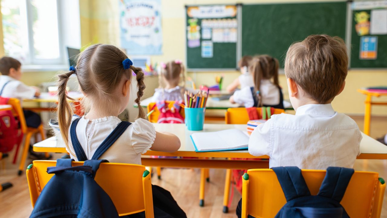 În goana după locurile la cele mai căutate școli, părinții din România adoptă diverse strategii care, uneori, afectează echitatea și funcționarea sistemului educațional