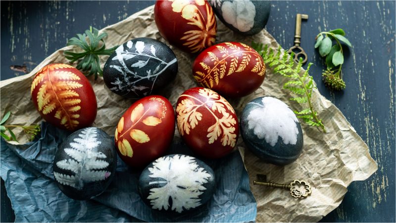 Cum-vopsesti-ouale-de-Paste-natural-asa-obtii-culorile-rosu-mov-galben-si-albastru-800x450.jpg - ReactiveNews