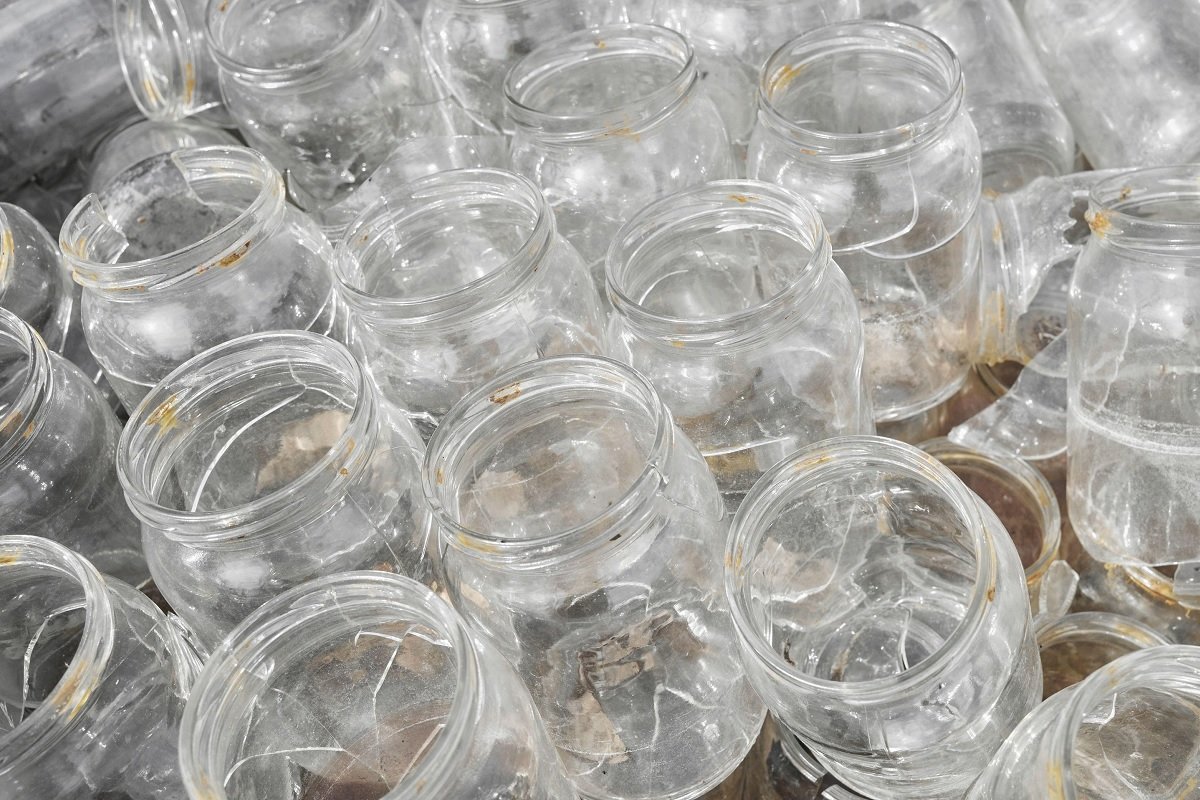 Gospodinele cu experiență nu aruncă borcanele de la mâncarea pentru copii sau condimente, ci le păstrează cu atenție, transformând aceste recipiente simple în instrumente indispensabile pentru organizare, economie și creativitate în casă sau în atelier