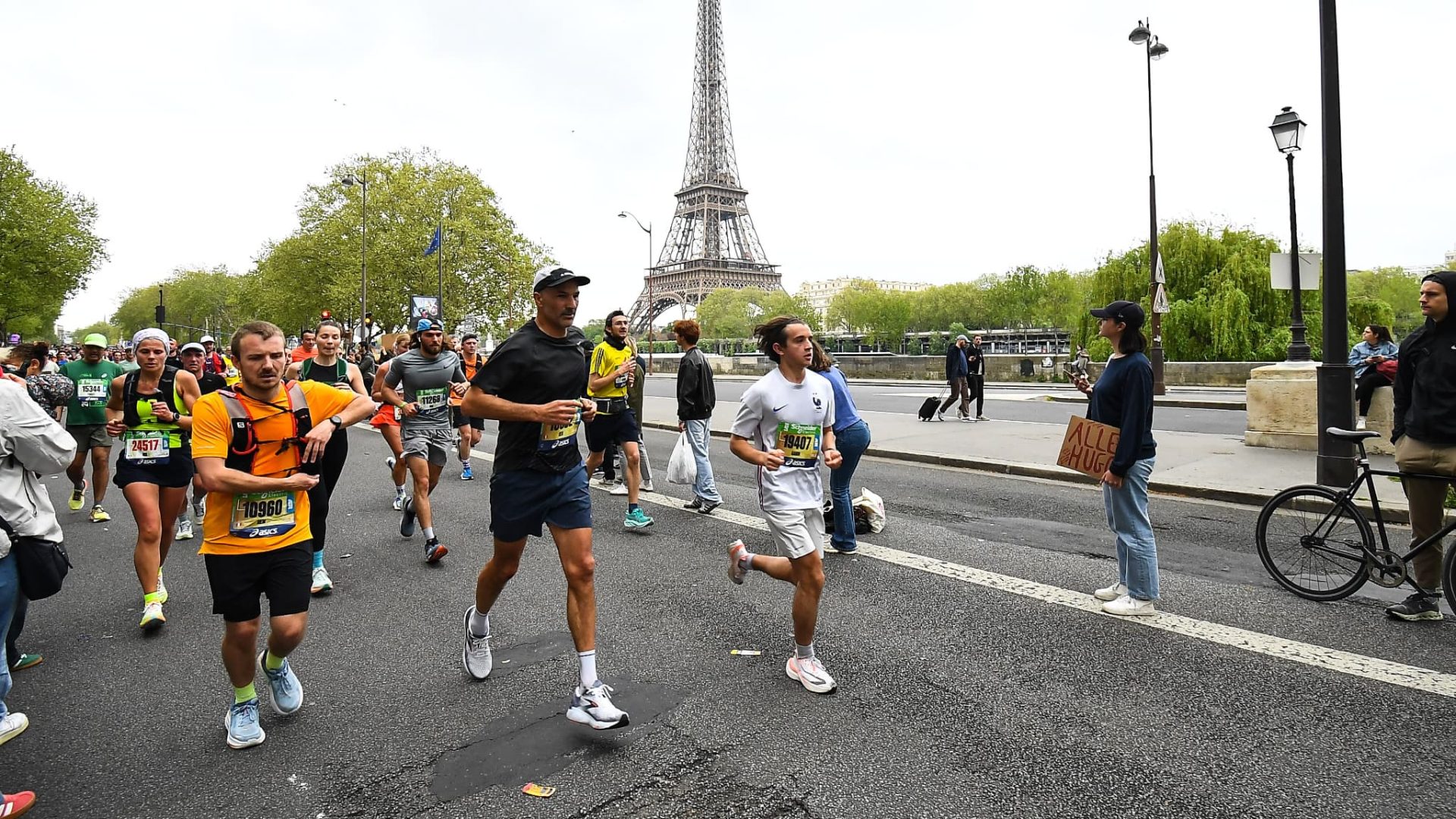 Maratonul de la Paris, programat pentru 12 aprilie, va aduce în stradă aproximativ 60.000 de alergători, alături de un număr similar de suporteri
