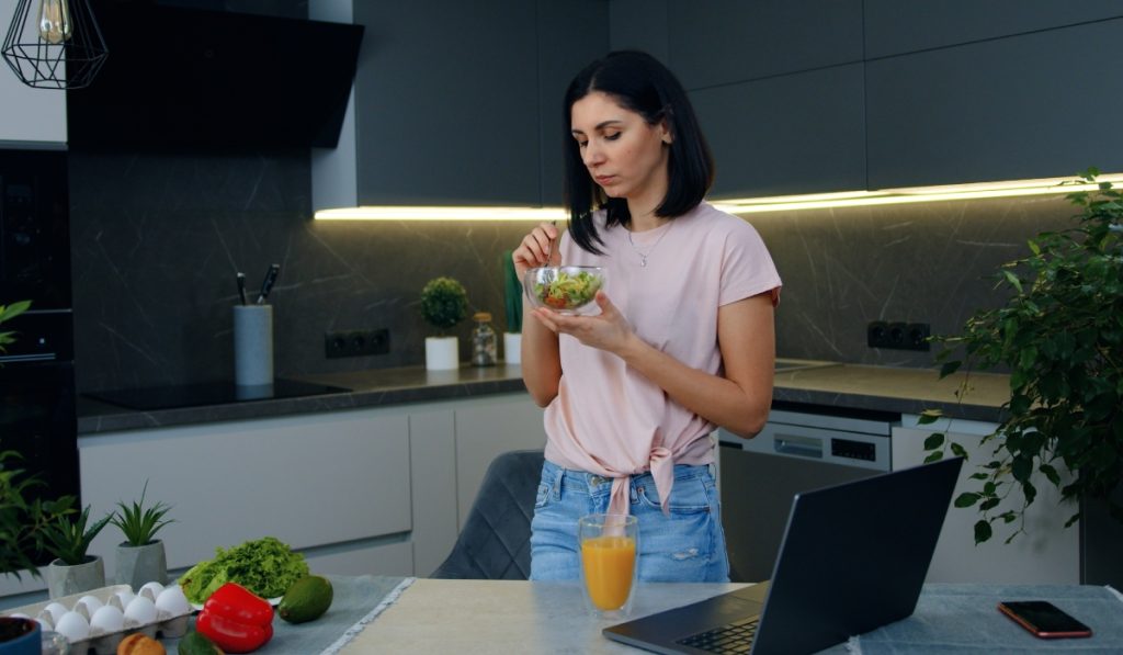 Contează postura la masă: Cum influențează digestia și nu doar ce mâncăm