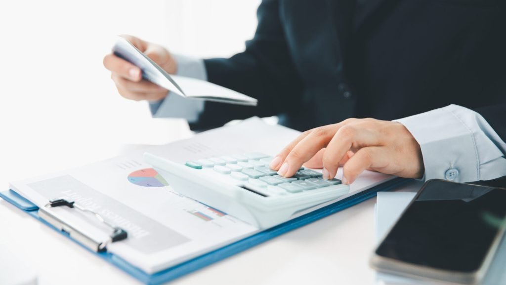 România încetinește: Economia crește cu 0,7% și riscă recesiune tehnică în 2025