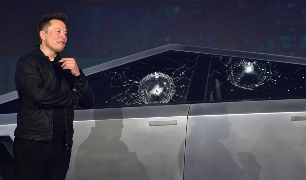 Un incident cu o Tesla Cybertruck operată aparent în modul autonom a atras atenția publicului și a autorităților
