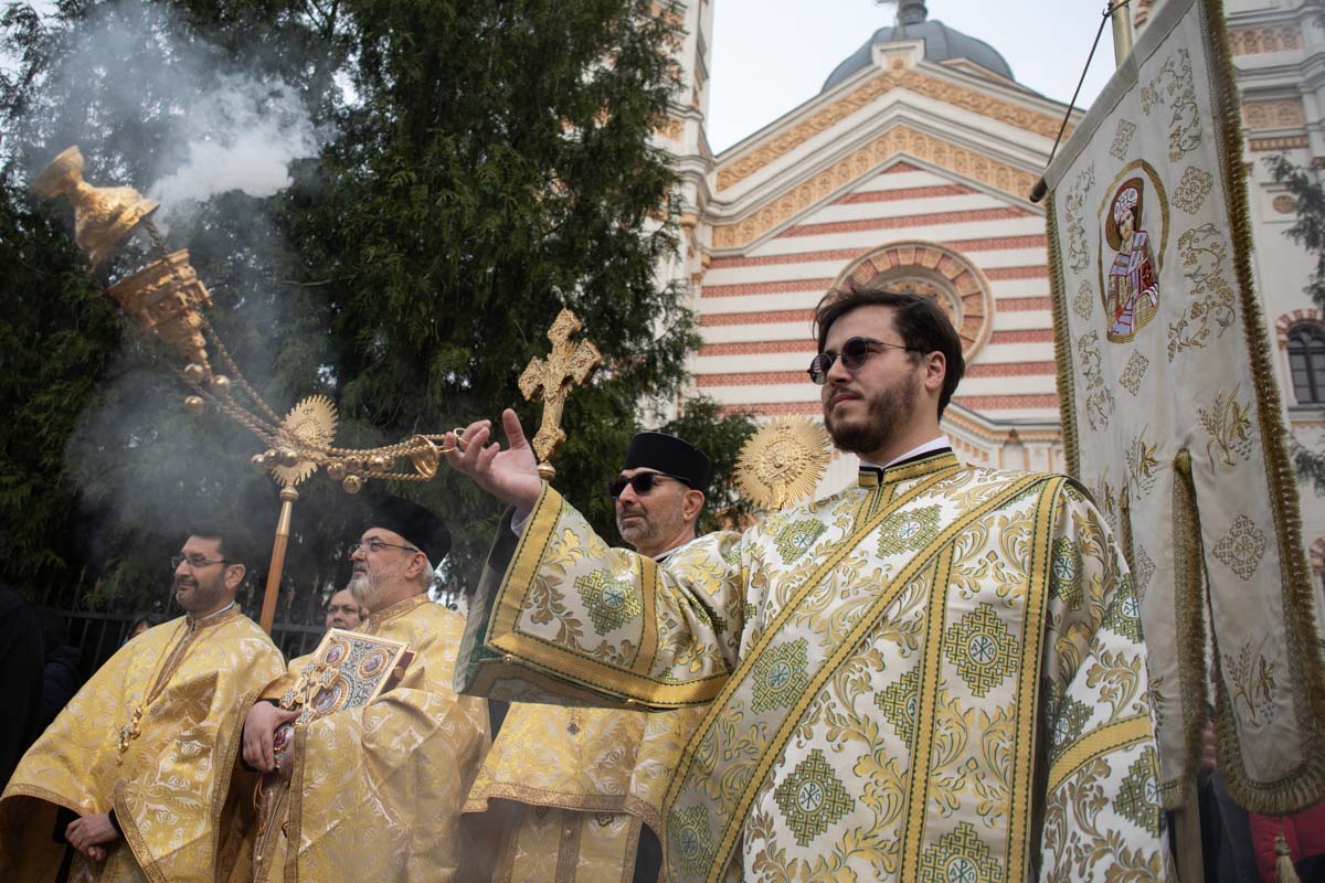 Credincioșii ortodocşi şi greco-catolici din întreaga țară celebrează duminică Floriile, un moment important în calendarul religios, tradus prin sărbătorirea Intrării Domnului în Ierusalim