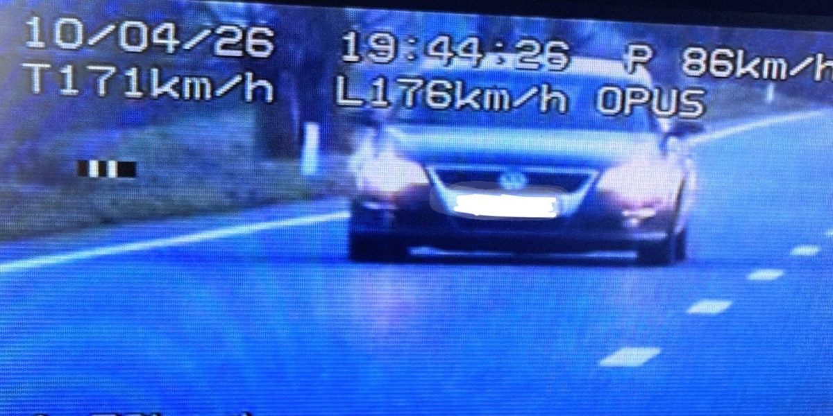 Viteză amețitoare pe DN! Șoferiță, prinsă cu 176 km/h, voia cozonaci