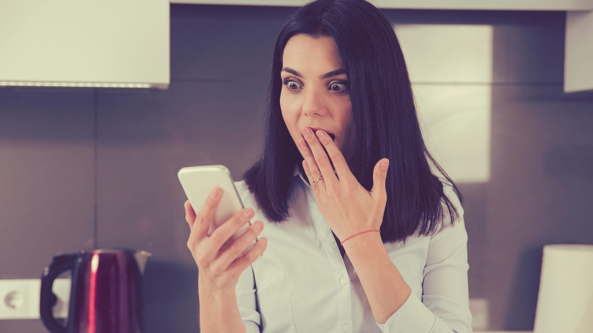 Atenție, români: Ce date de pe telefon vă pot lăsa fără bani