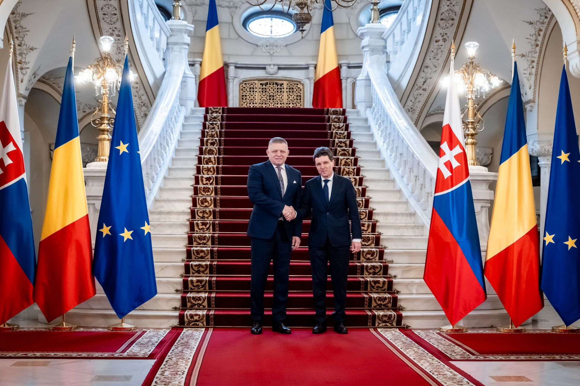 Fico și oficialii români discută colaborări în sectorul energetic, accent pe energie nucleară și proiecte de export de gaze naturale Premierul Slovac Robert Fico a avut recent o întâlnire oficială cu Președintele României, Nicușor Dan, și Premierul Ilie Bolojan, pentru a discuta despre colaborări în domeniul energetic