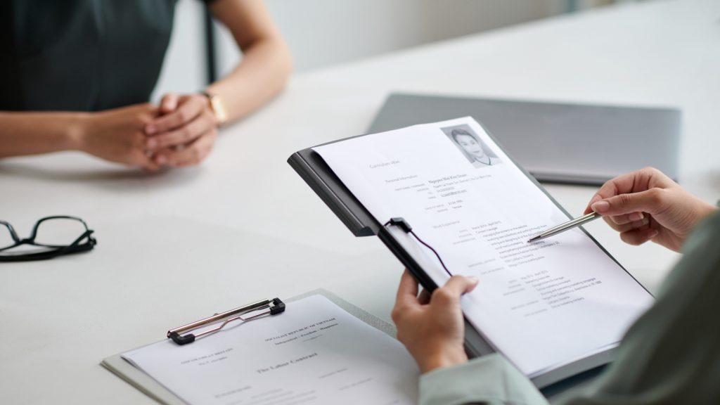 Crește spectaculos cererea de joburi: Tineri din România, în căutarea unui loc de muncă