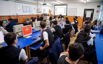 Școlile din Los Angeles limitează timpul petrecut de elevi pe ecrane. Studii: risc de obezitate