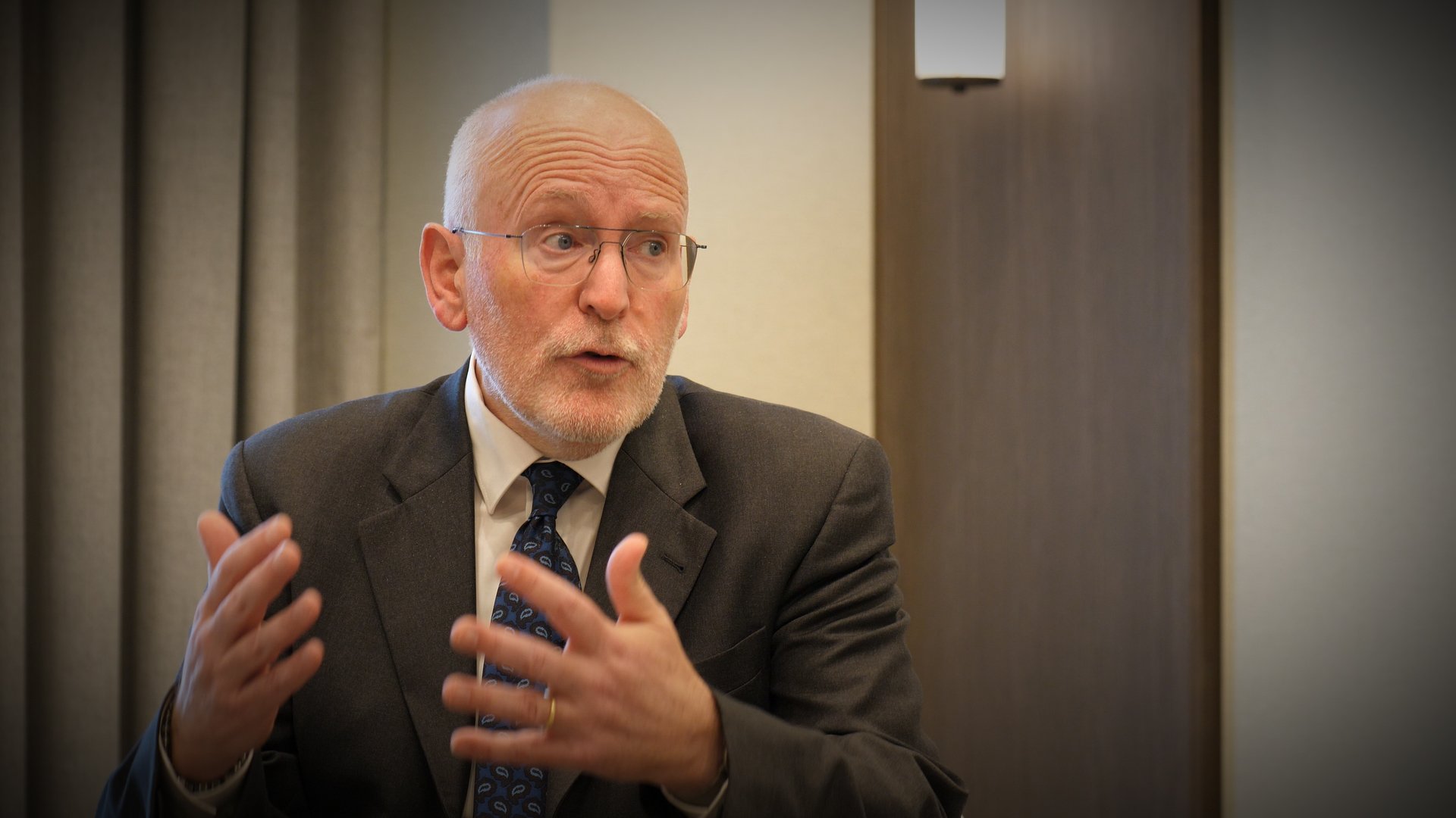 Cu o zi înainte de numirile controversate ale șefilor procurorilor, fostul vicepreședinte executiv al Comisiei Europene, Frans Timmermans, a abordat o serie de subiecte importante într-un dialog amplu