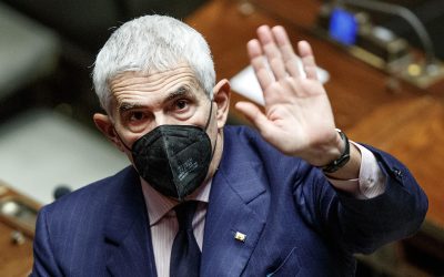Fostul președinte al Camerei Deputaților, Pier Ferdinando Casini, afirmă că nu mai există alternative viabile la suspendarea Pactului de Stabilitate european, într-un context în care situația economică și politică actuală solicită măsuri urgente