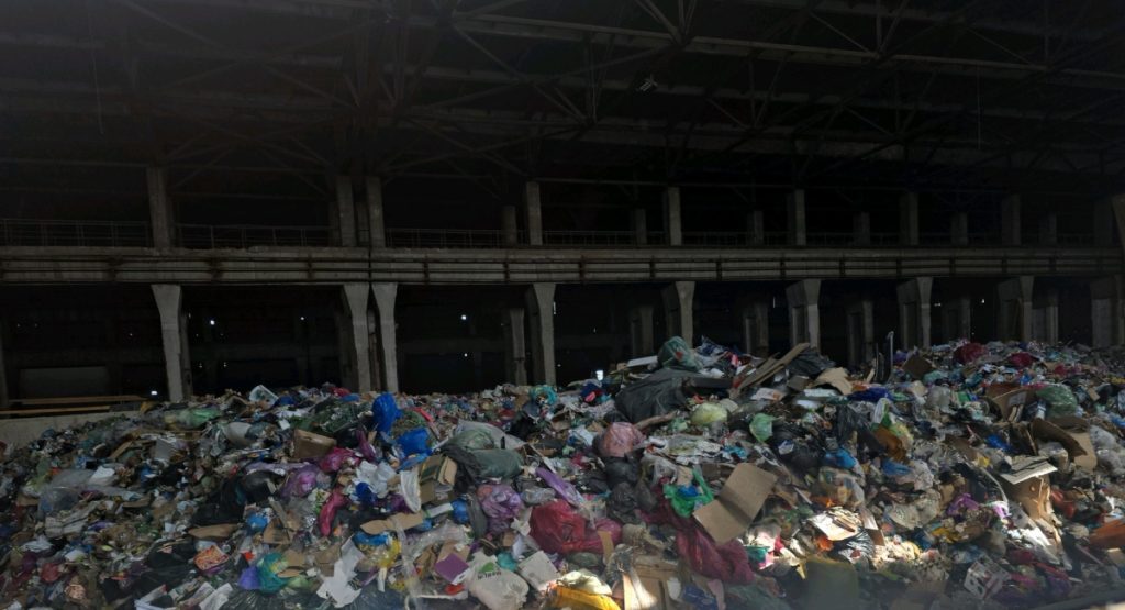 Garda de Mediu București a aplicat amenzi în valoare totală de peste 130.000 de lei, echivalentul a peste 25.000 de euro, în urma descoperirii unor cantități mari de deșeuri depozitate ilegal într-o hală situată în apropierea Halei Laminor