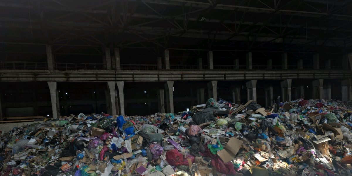 Deșeuri ilegale, „ascunse” în București: Garda de Mediu a dat amenzi usturătoare