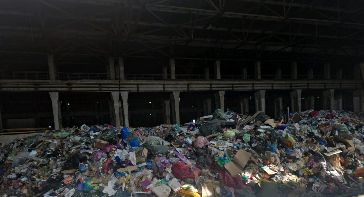 Garda de Mediu București a aplicat amenzi în valoare totală de peste 130.000 de lei, echivalentul a peste 25.000 de euro, în urma descoperirii unor cantități mari de deșeuri depozitate ilegal într-o hală situată în apropierea Halei Laminor