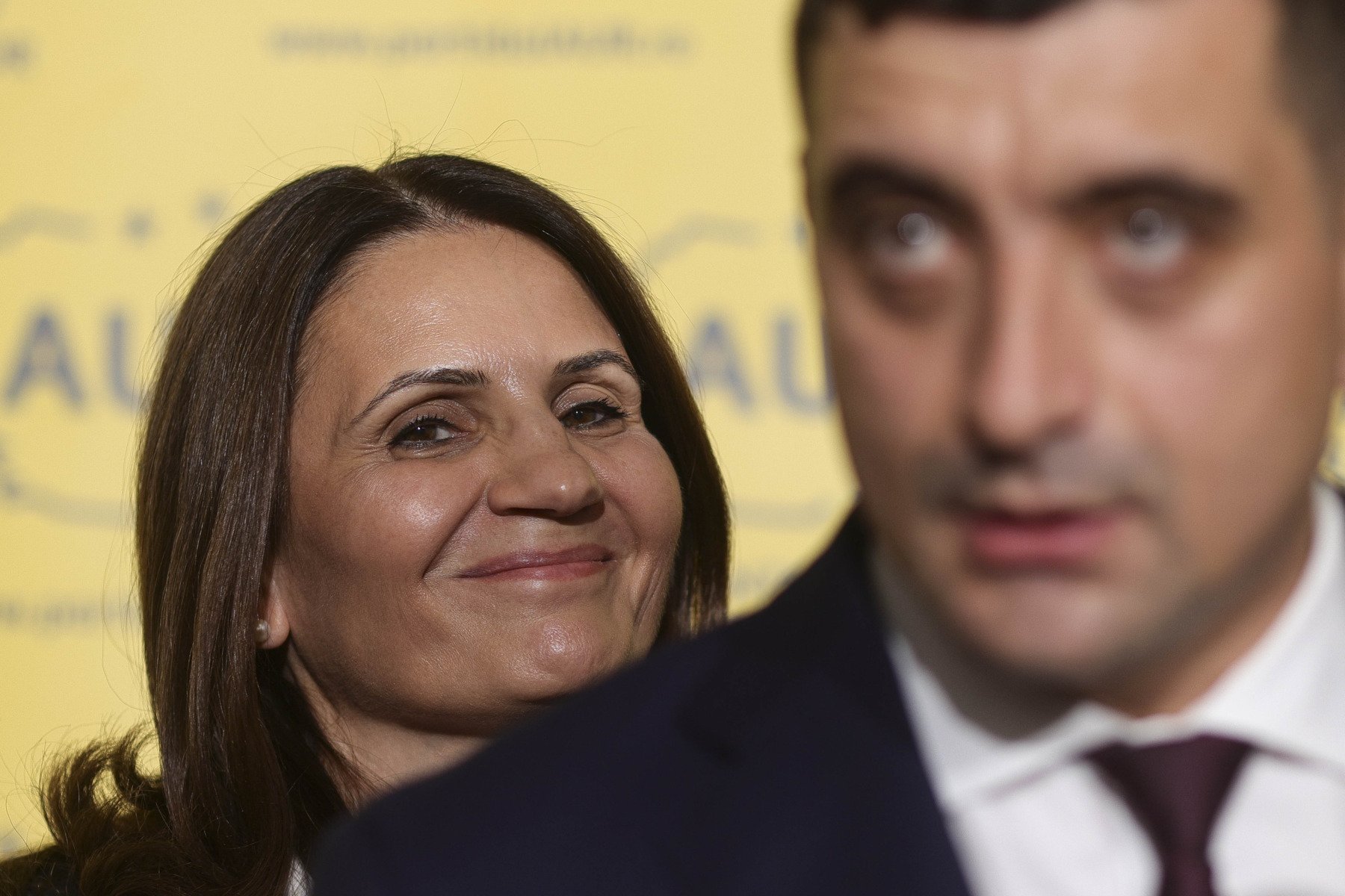 Decizia CNA de retragere a licenței Realitatea Plus a generat reacții dure din partea unor lideri politici Consiliul Național al Audiovizualului (CNA) a decis recent să retragă licența televiziunii Realitatea Plus, o mișcare care a stârnit dezbateri aprinse în mediul politic și media din România