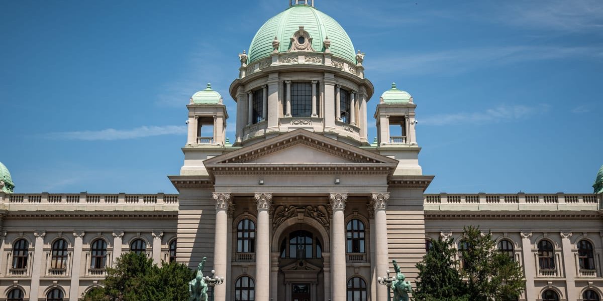 UE taie 1,5 miliarde € din fondurile SERBIEI. Frica de DEMOCRAȚIE?