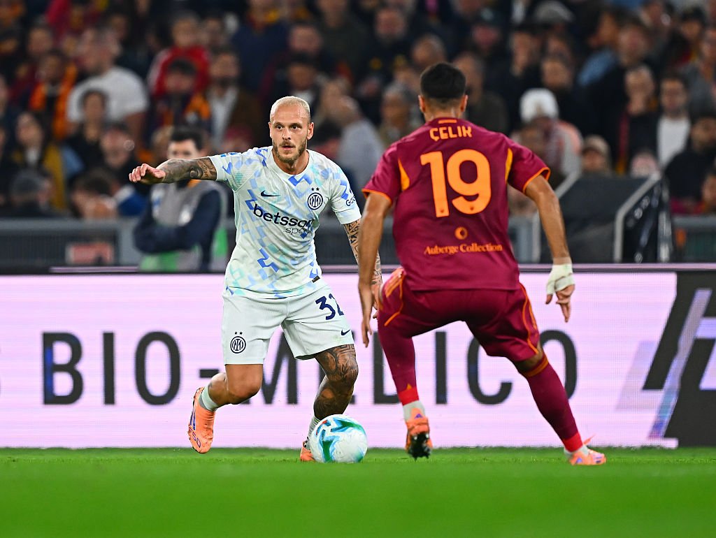 Inter și AS Roma se pregătesc pentru un meci crucial în cadrul campionatului Serie A, programat duminică seara, de la ora 20:45, la San Siro