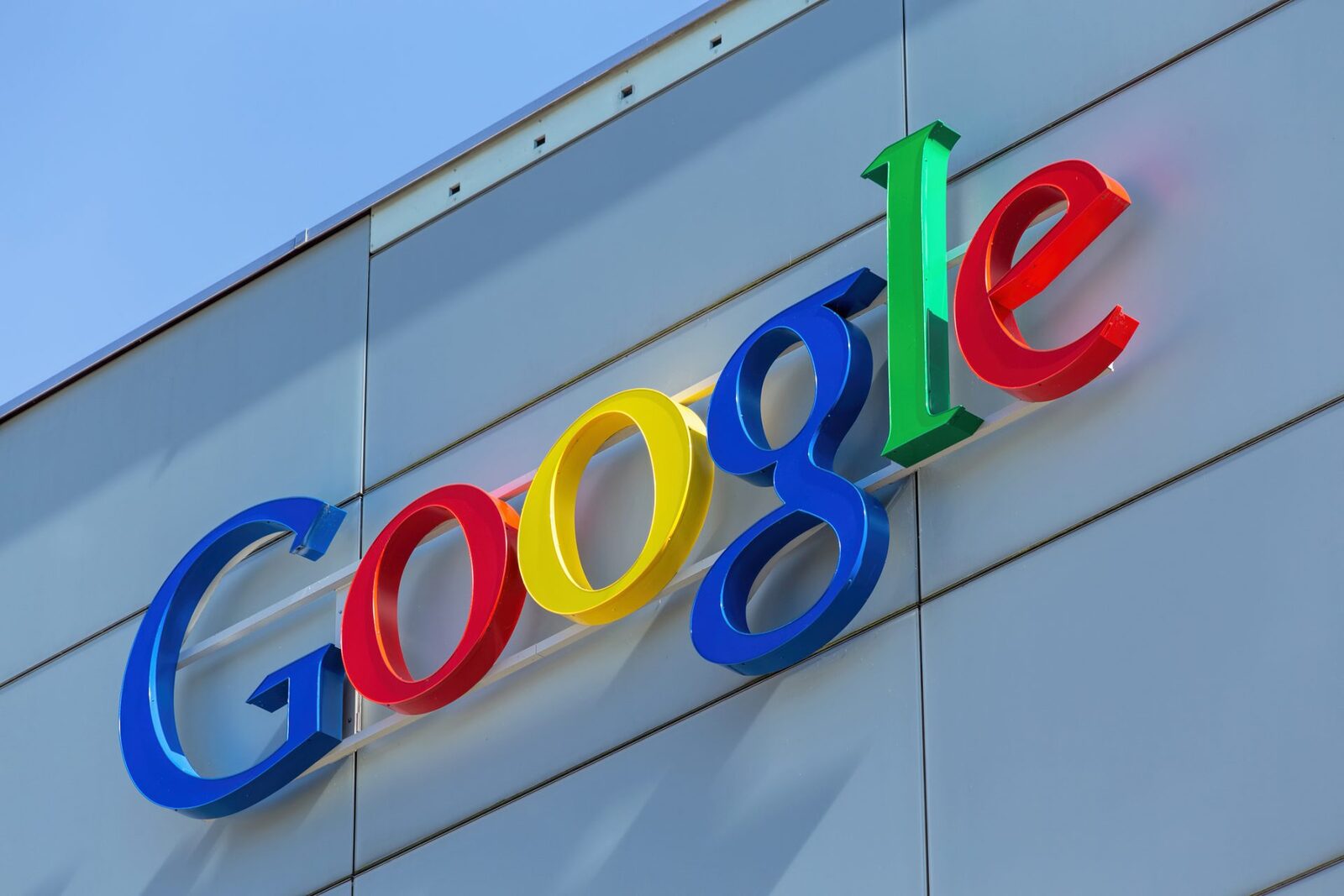 Google dă afară escrocii: 602 milioane de reclame și 4 milioane de conturi eliminate