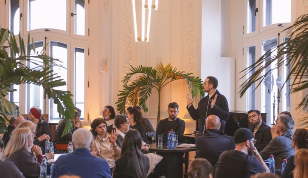Zona Amzei sub semnul întrebării: comunitatea ia inițiativă pentru un viitor sustenabil și participativ Rezidenții, antreprenorii și arhitecții din zona Amzei au făcut, pe 31 martie 2026, un pas important spre protejarea identității și viabilității acestui cartier emblematic din București