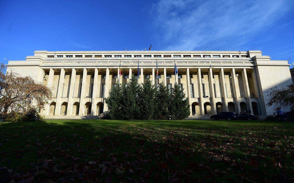 Premierul Ilie Bolojan dispune intensificarea controalelor la exploatarea agregatelor minerale Premierul ILIE BOLOJAN a comandat luni o schemă mai strictă de controale pentru monitorizarea activităților de exploatare a agregatelor minerale, inclusiv pietriș și nisip, pe teren