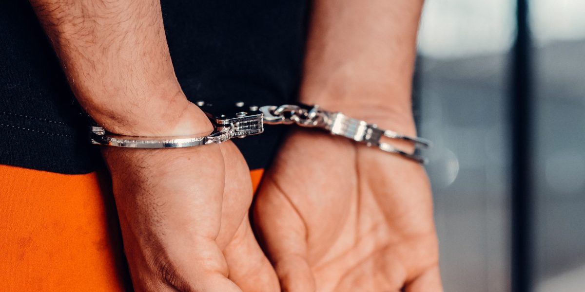 HÂRȘOVA: Doi bărbați au fost reținuți, fiind bănuiți de distrugere, violare de domiciliu și lovire - Știri Constanța - Radio Constanța