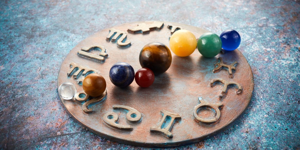 Miercuri, atenție la bani: zodia care dă socoteală greu! Prietenii, pericol major