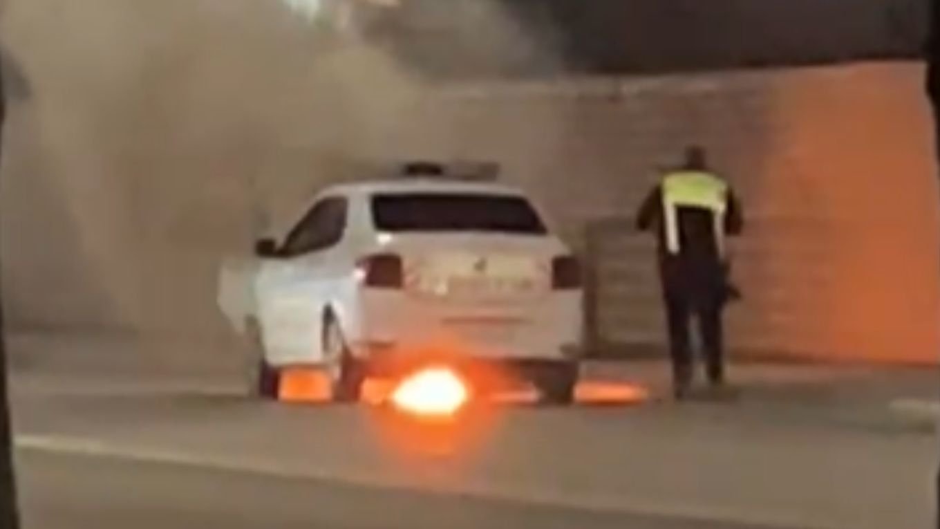 Un autoturism Dacia Logan cu însemnele poliției a luat foc în traficul de pe strada Bucium, din Iași, duminică seară, incidentul fiind anunțat de autorități prin intermediul numărului unic de urgență 112
