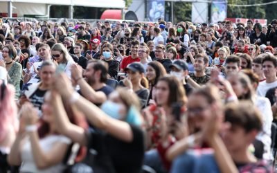 Tânără vedetă Teen Wolf, la Comic Con București. Iain Glen, absent