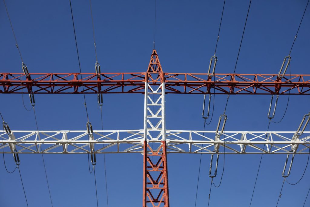 Bolojan intervine în creșterea garanțiilor pentru racordarea la electricitate