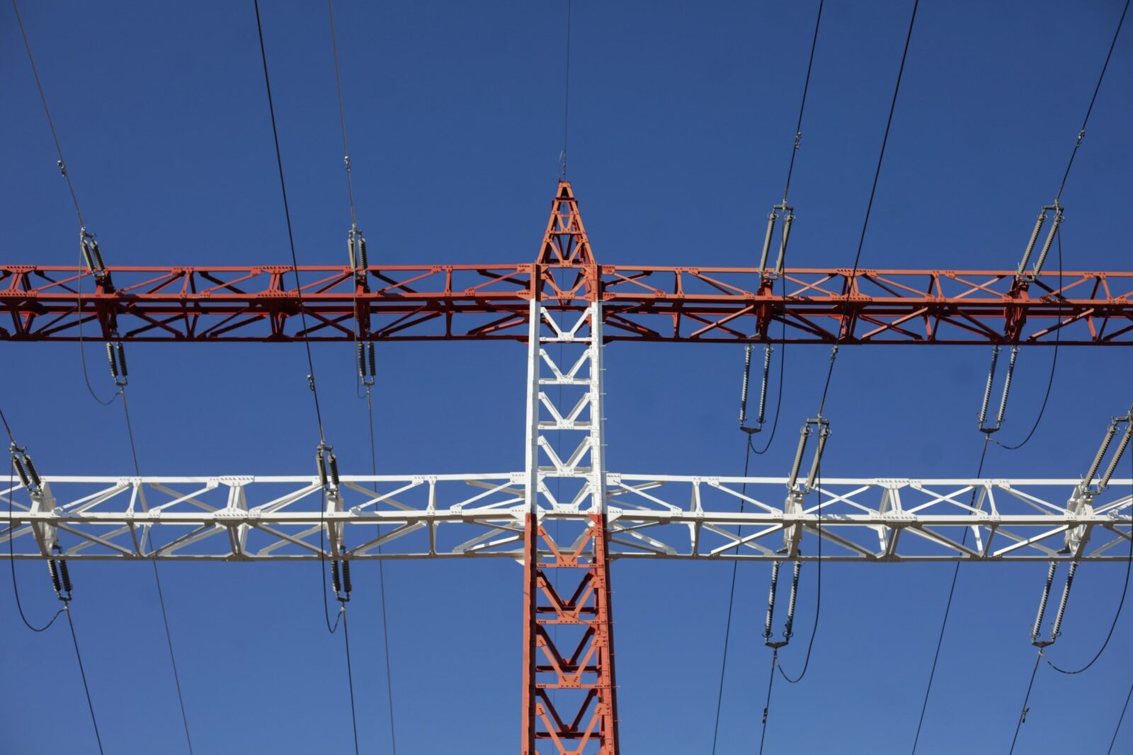Bolojan intervine în creșterea garanțiilor pentru racordarea la electricitate
