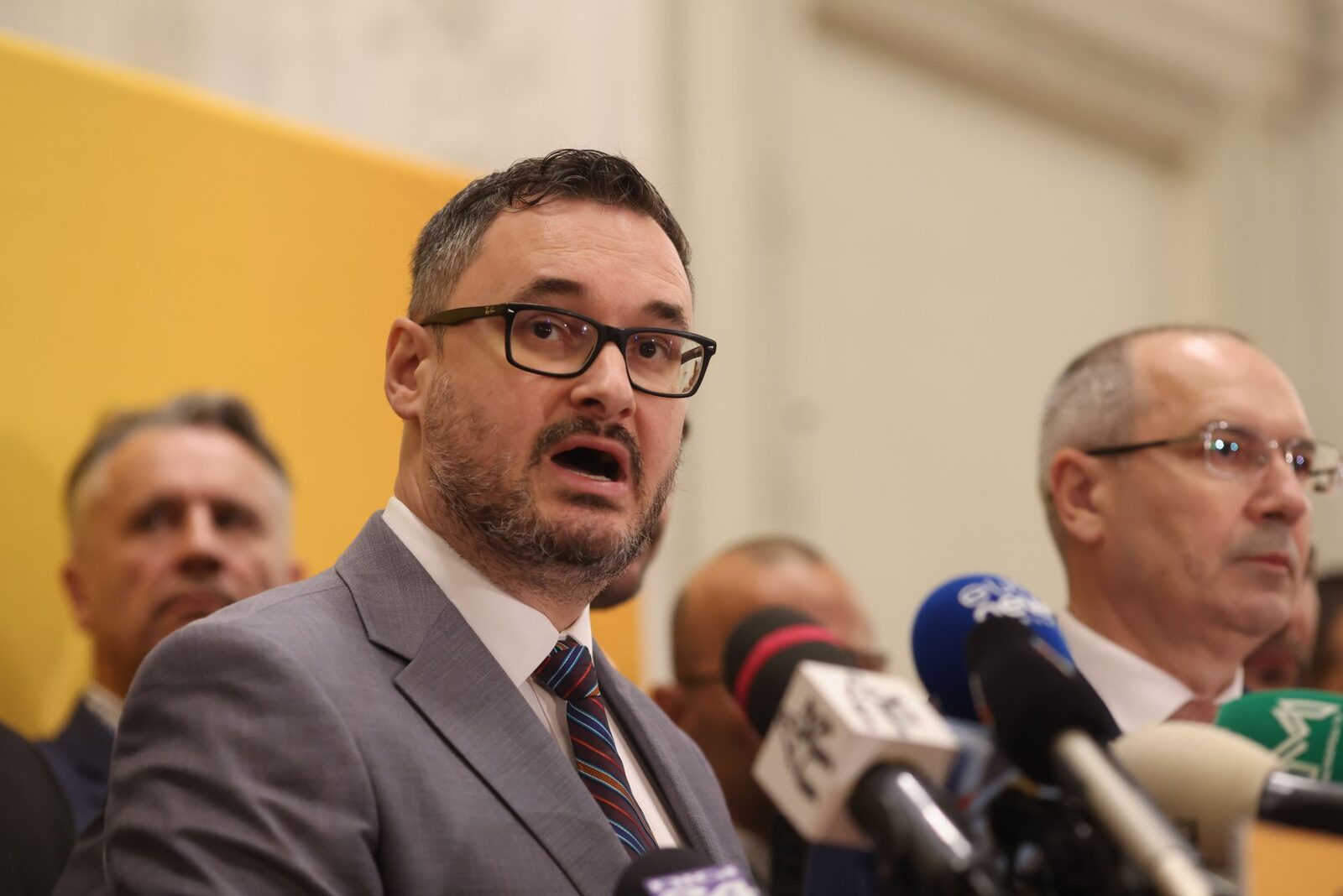AUR: Scandal cu bătaie la o întâlnire, implicat deputatul Dan Tănasă!