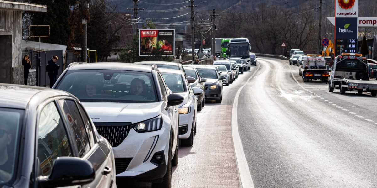 Agitație pe DN1 de la Predeal: Poliția cere rute ocolitoare