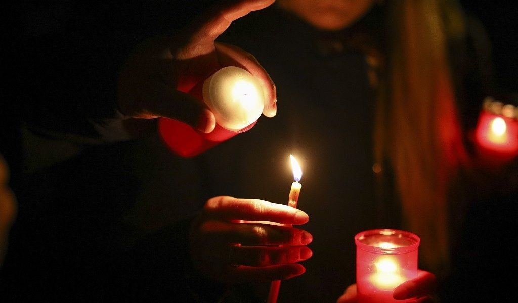 Trei din patru români vor merge la slujba de Înviere, arată un sondaj