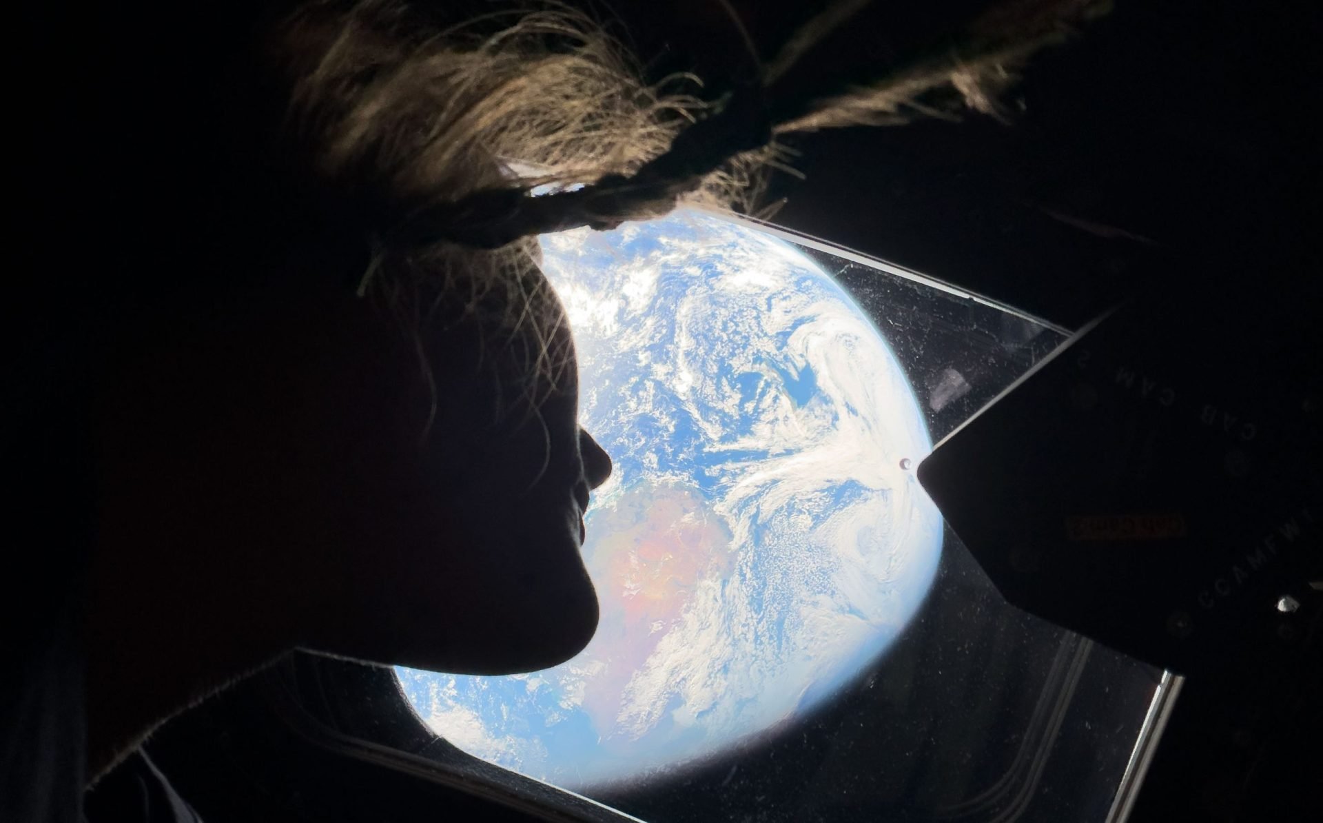 O misiune istorică este în plină desfășurare, reprezentând prima incursiune cu echipaj uman în apropierea Lunii de la sfârșitul programului Apollo până în prezent