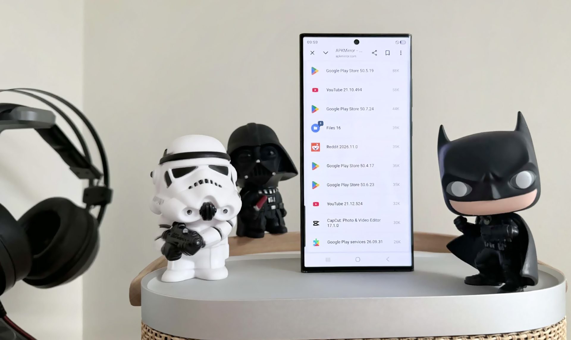 Instalarea de aplicații din afara magazinelor oficiale precum Google Play sau App Store poate oferi mai multă libertate utilizatorilor, însă vine cu riscuri semnificative pentru securitatea telefonului și datele personale