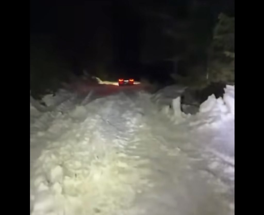 Bărbat și fiul său, blocați de zăpadă în Cheile Oltețului, în Noaptea de Înviere