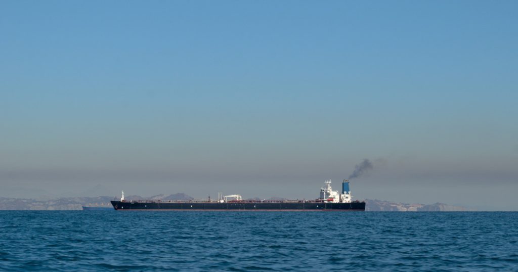 Trump, cu ochii pe Ormuz: Iranul redeschide „Poarta Petrolului”