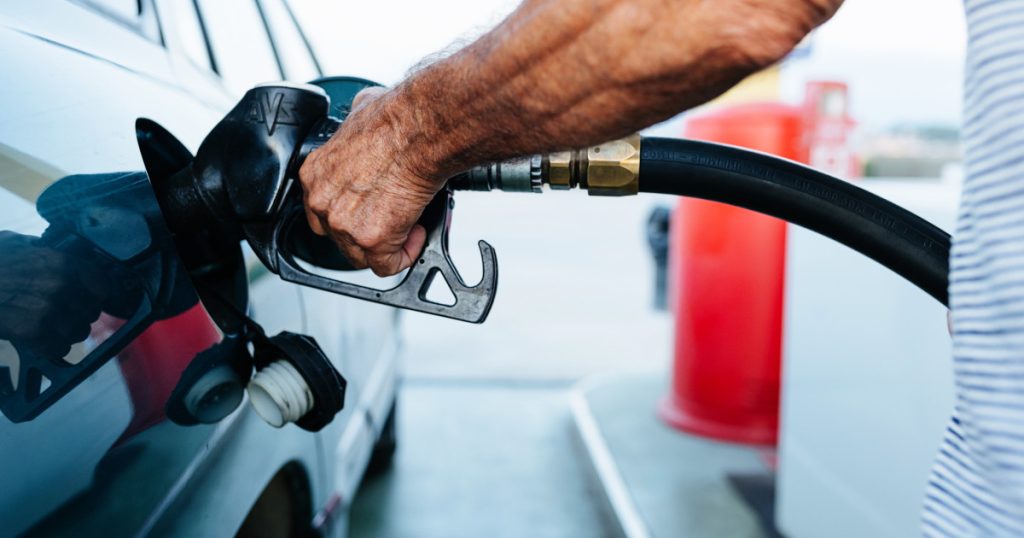 Prețurile la carburanți vor rămâne ridicate, chiar dacă Guvernul încearcă să atenueze impactul cu măsuri de compensare, avertizează Ionuț Dumitru, consilier onorific al prim-ministrului, într-o declarație exclusivă pentru Digi24