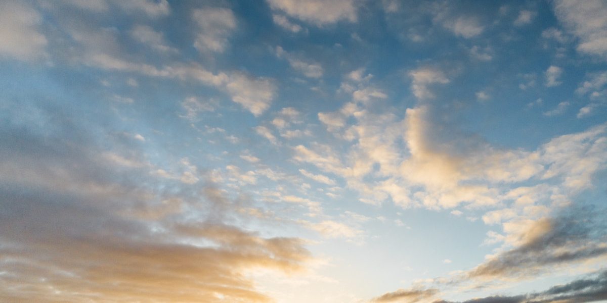 București: Vreme optimă, dar Vânt puternic: Cod Galben în Caraș-Severin